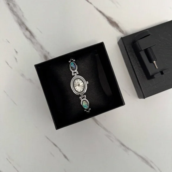 Stylish Retro Y2K Women's Silver and White face Vintage Bracelet Watch Gift - Picture 7 of 7